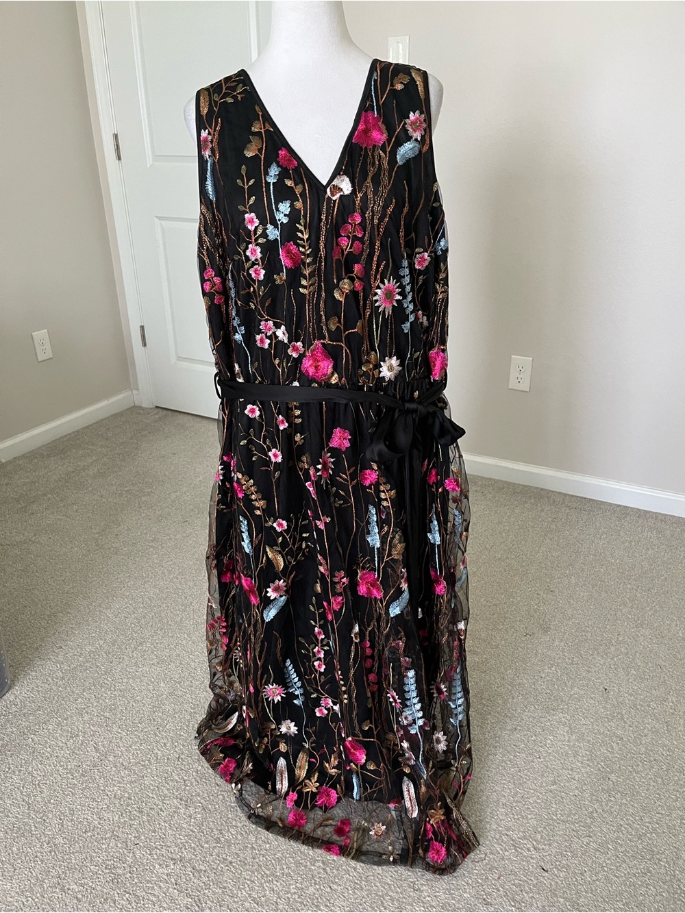 NWT BloomChic Pretty Black Maxi Dress with Pink Embroidery Size 22-24 Plus
